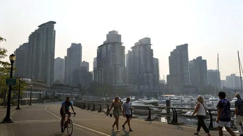 Các tòa nhà chung cư bên cảng Coal ở Vancouver, Canada. Ảnh: Bloomberg