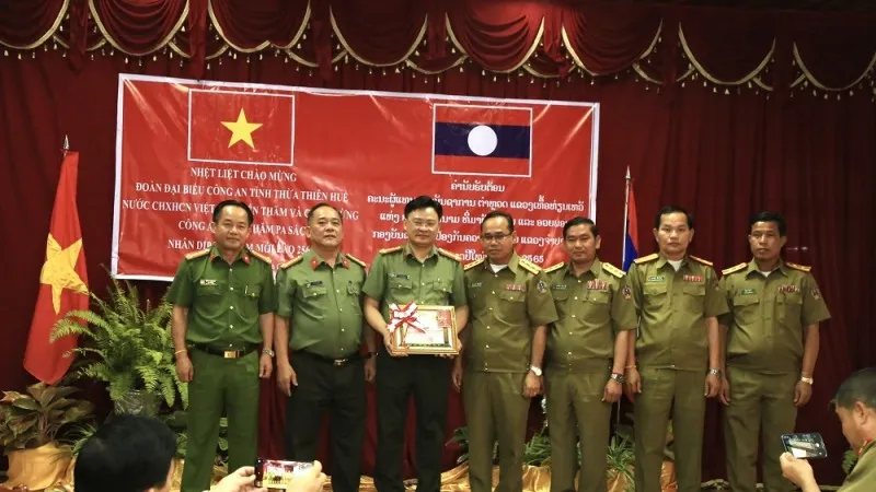 Ban giám đốc Công an tỉnh Thừa Thiên-Huế đón nhận Huy chương lao động của Chính phủ Lào. Ảnh: CAND