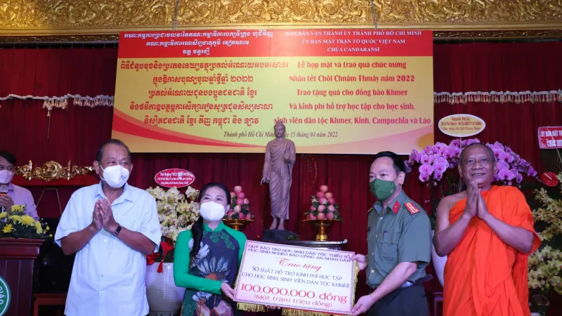 Trao kinh phí hỗ trợ học sinh, sinh viên người dân tộc Khmer