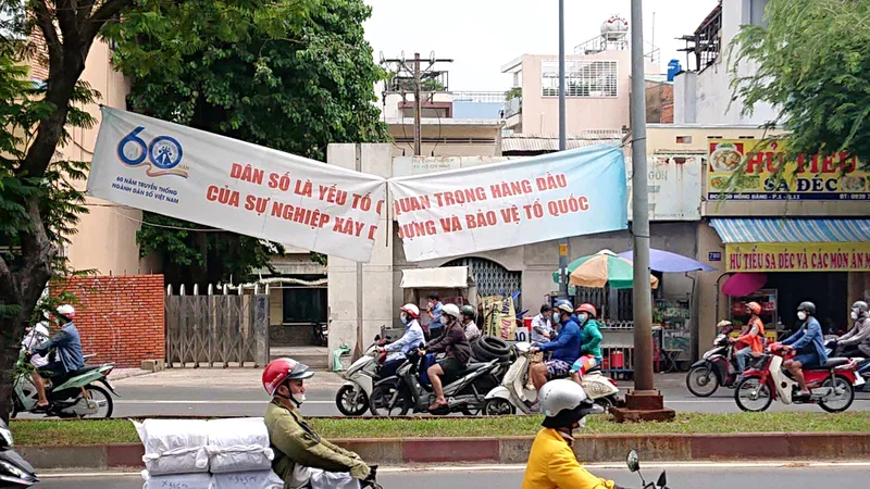 Phản cảm băng rôn bị rách 