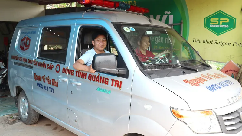 Anh em sinh đôi hợp sức giúp người