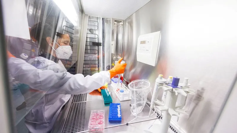 Thử nghiệm chế vaccine của hãng Bavarian Nordic của Đan Mạch. Ảnh: REUTERS