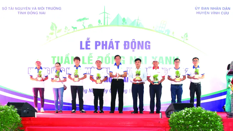 Ông Huỳnh Tấn Lộc (thứ ba từ phải qua) - đại diện Vedan Việt Nam - đang nhận những phần quà là cây xanh từ Ban tổ chức chương trình