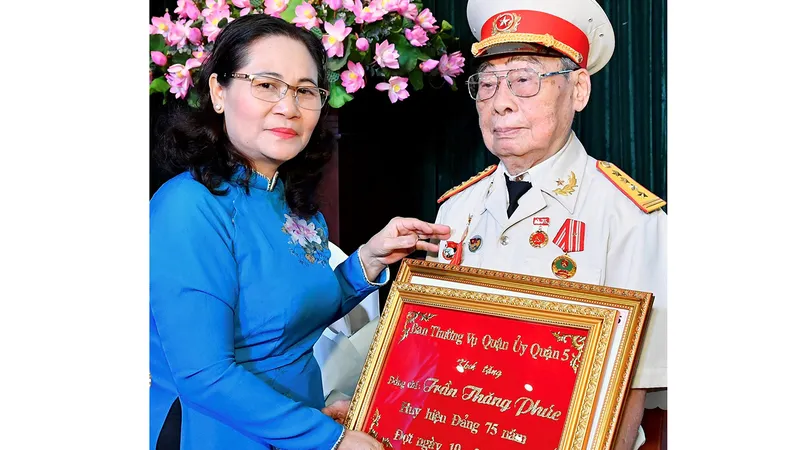 Một gia đình có 3 người cùng nhận Huy hiệu Đảng