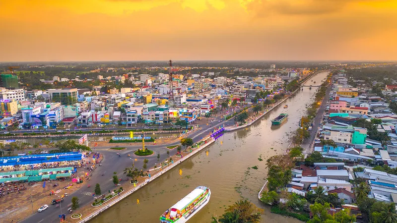 TP Vị Thanh nằm bên dòng Xà No đang trờ thành tuyến du lịch hấp dẫn tiều vùng Tây Sông Hậu 