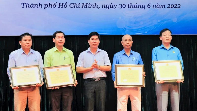 Các tập thể tiêu biểu nhận Bằng khen của Tổng LĐLĐ Việt Nam. Ảnh: LONG HỒ