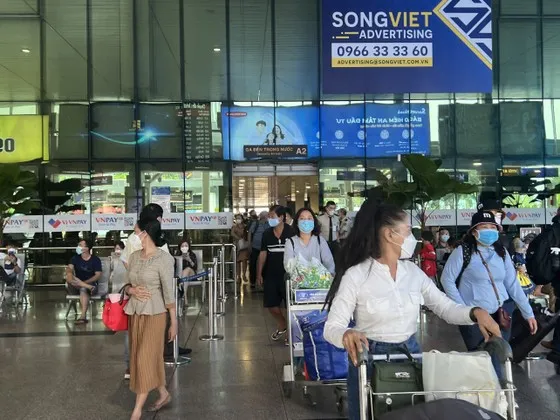Khách đi và đến TPHCM tăng mạnh
