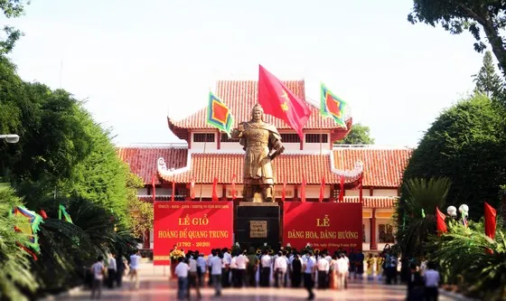 Viếng đền Tây Sơn tam kiệt