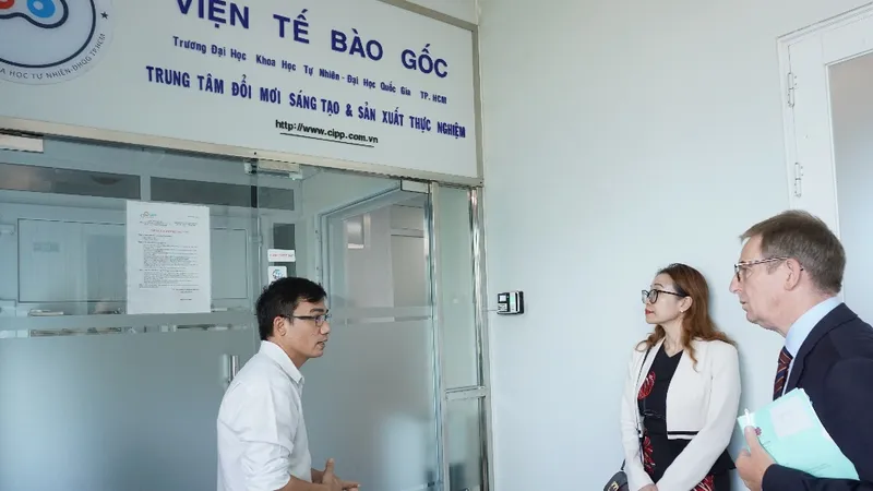 Đoàn đi tham quan Trung tâm Đổi mới Sáng tạo và Sản xuất Thực nghiệm của Viện Tế bào gốc. Ảnh: vnuhcm.edu.vn
