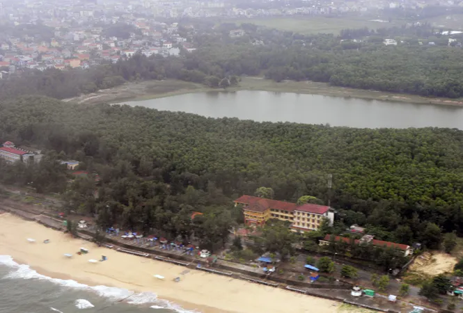 Toàn cảnh Bàu Tró nhìn từ trên cao. Ảnh: baoquangbinh.vn