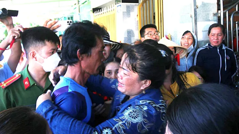 Xóm biển nghèo đón 5 ngư dân trở về từ “cõi chết”