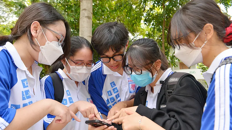 Kết quả thi tốt nghiệp THPT 2022: Phổ điểm môn Lịch sử và Tiếng Anh tích cực hơn