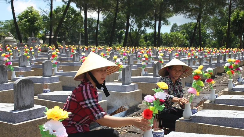 Hai đời chăm lo mộ phần liệt sĩ
