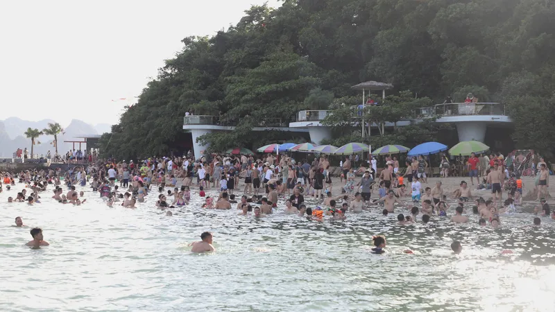 Du khách đến vịnh Hạ Long trong tháng 7. Ảnh: QUANG PHÚC