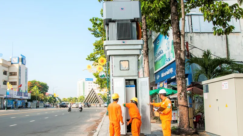 Các đơn vị điện lực phía Nam kiểm tra hệ thống điện, bảo đảm các phương án cấp điện an toàn trong mùa mưa bão 2022