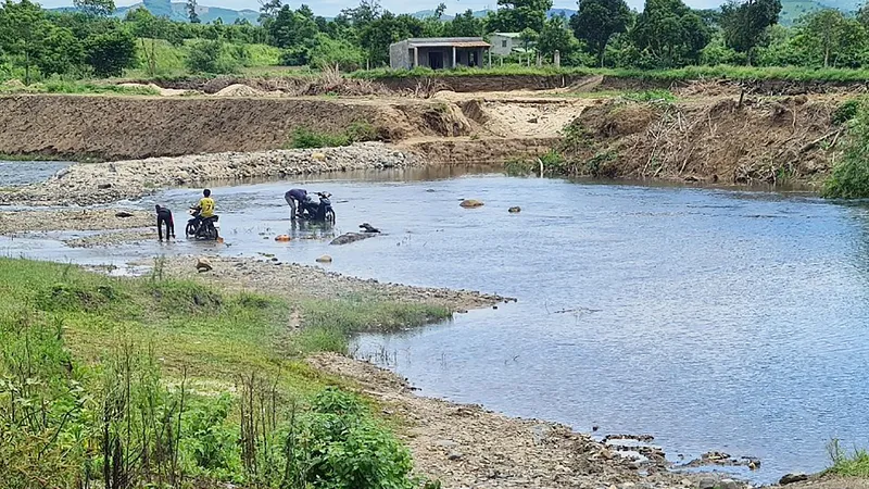 Khu vực suối bị đắp đập, xây dựng khu nuôi cá tầm quy mô lớn chưa được cấp phép