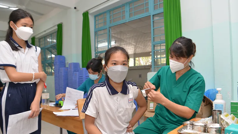 Hoàn thành tiêm chủng vaccine Covid-19 để trẻ an toàn tới trường