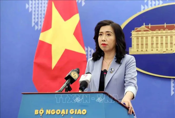 Người phát ngôn Bộ Ngoại giao Lê Thị Thu Hằng trả lời câu hỏi của phóng viên các cơ quan thông tấn, báo chí trong nước và quốc tế. Ảnh: TTXVN
