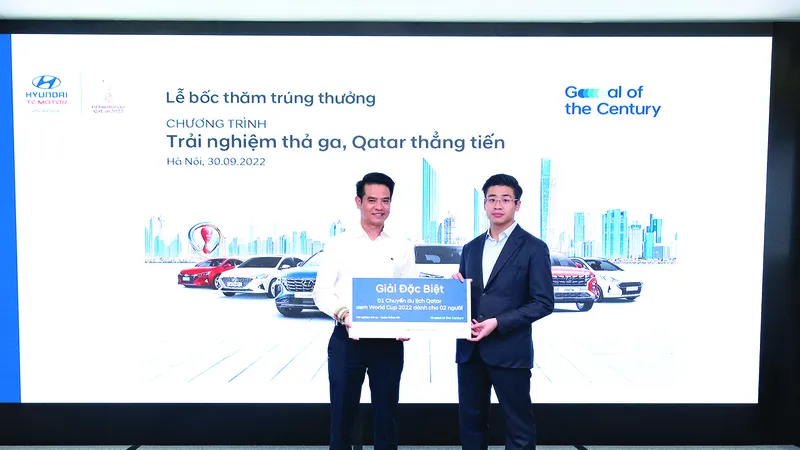 Ông Nguyễn Anh Tú, Tổng Giám đốc Liên doanh Hyundai Thành Công Việt Nam (bên phải) trao tặng tượng trưng tại sự kiện bốc thăm