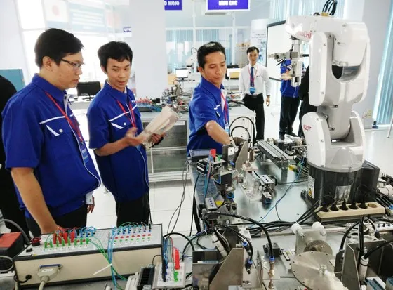 Giải “cơn khát” nhân lực chất lượng cao