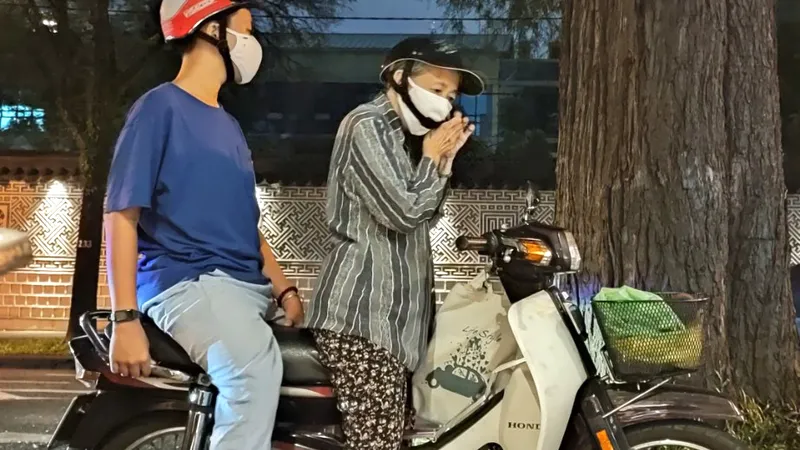 Bên ngoài trường nhạc