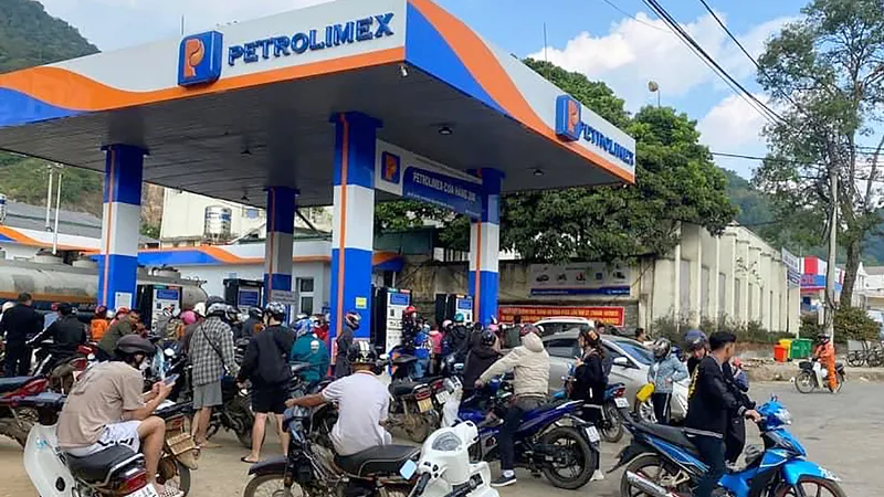 Nhiều nơi ở miền Bắc bán xăng dầu nhỏ giọt