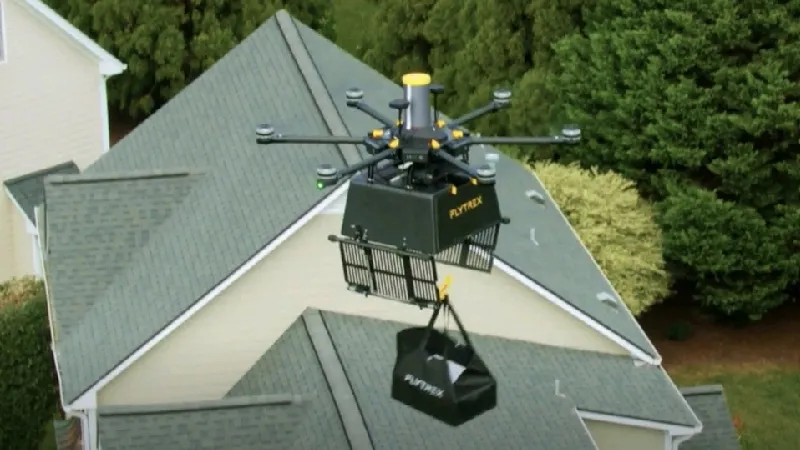 Máy bay không người lái của Flytrex Aviation khi giao hàng vẫn cần con người giám sát