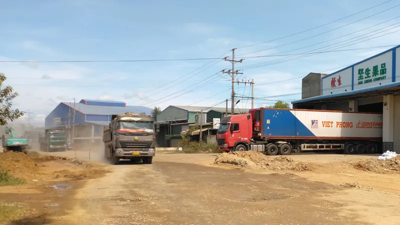 Thi công đường cao tốc, băm nát đường dân sinh
