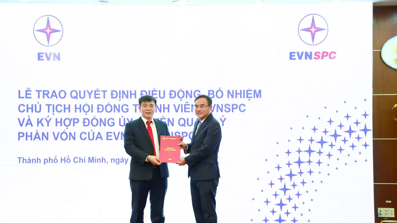Ông Dương Quang Thành (bên phải) - Bí thư Đảng ủy, Chủ tịch HĐTV EVN trao Quyết định bổ nhiệm ông Lê Văn Trang (bên trái) giữ chức Chủ tịch HĐTV EVNSPC