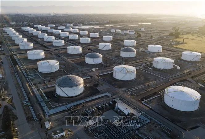 Các bể chứa dầu tại Carson, bang California, Mỹ. Ảnh: AFP/TTXVN