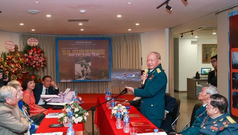 Tọa đàm thu hút sự tham gia của nhiều nhà báo, chiến sĩ lão thành, chuyên gia lịch sử. Ảnh: Báo Nhân Dân