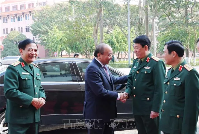 Chủ tịch nước Nguyễn Xuân Phúc với các đồng chí lãnh đạo Bộ Quốc phòng. Ảnh: TTXVN
