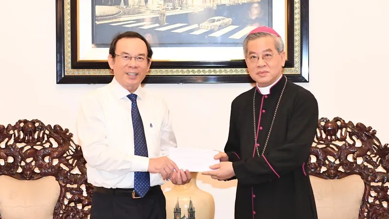 Bí thư Thành ủy TPHCM thăm, chúc mừng Giáng sinh 