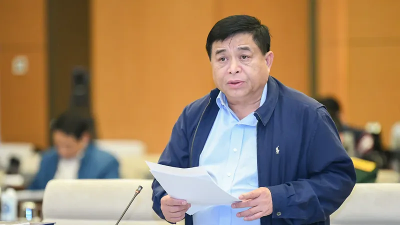 Bộ trưởng Bộ KH-ĐT Nguyễn Chí Dũng giải trình tại phiên họp