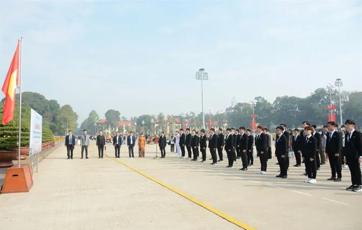 Đoàn học sinh đoạt giải Olympic và khoa học kỹ thuật quốc tế năm 2022 báo công Bác tại Lăng Chủ tịch Hồ Chí Minh