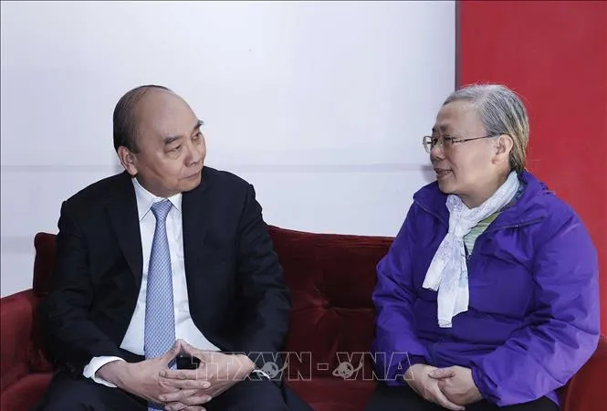 Chủ tịch nước Nguyễn Xuân Phúc thăm hỏi gia đình cố Chủ tịch nước Tôn Đức Thắng. Ảnh: TTXVN