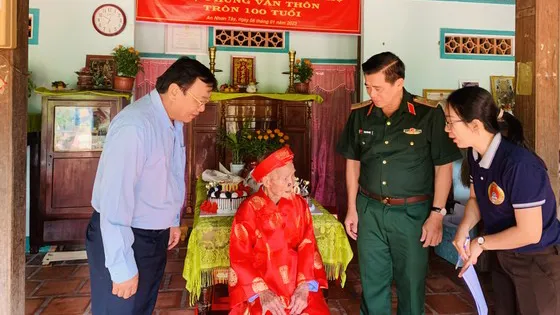 Lãnh đạo TPHCM thăm, chúc tết các gia đình có công và có hoàn cảnh khó khăn 