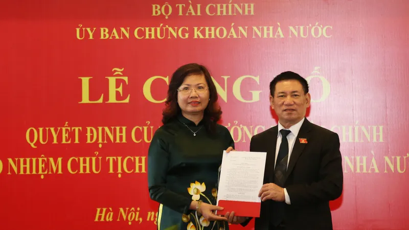 Bộ trưởng Bộ Tài chính Hồ Đức Phớc trao quyết định bổ nhiệm Chủ tịch Ủy ban Chứng khoán Nhà nước cho bà Vũ Thị Chân Phương