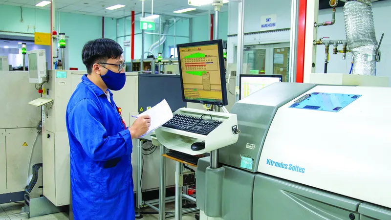 Quá trình chuyển đổi số đòi hỏi người lao động đứng máy thường xuyên nâng cao tay nghề. Ảnh: HOÀNG HÙNG