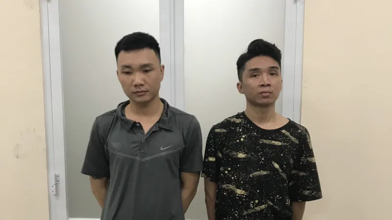 Minh và Duy (từ trái qua phải) tại công an