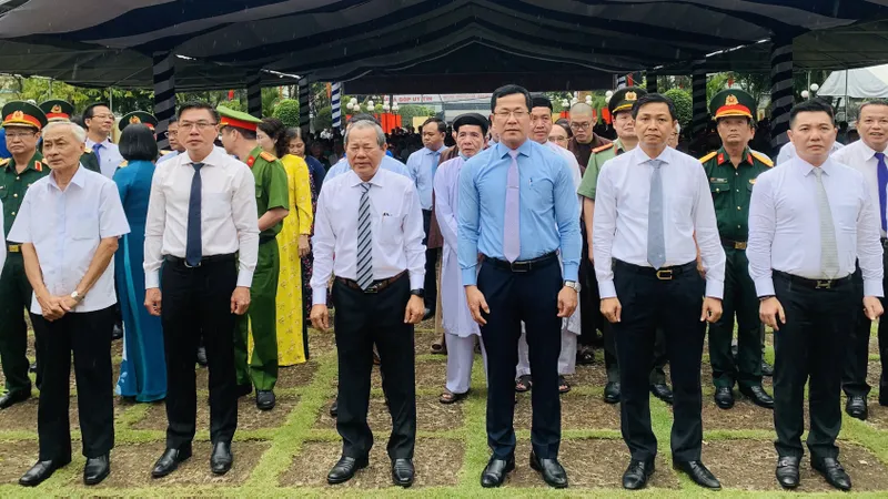 Lãnh đạo UBND TPHCM, quận 12, quận Gò Vấp... tại buổi họp mặt. Ảnh: CHÍ THẠCH 