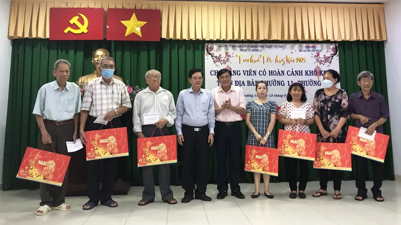 Báo Sài Gòn Giải Phóng trao 50 phần quà tết đến Đảng viên cao tuổi tại quận Phú Nhuận