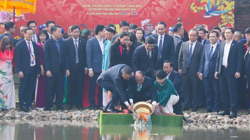 Chủ tịch nước Nguyễn Xuân Phúc cùng kiều bào thả cá chép tiễn ông Công, ông Táo
