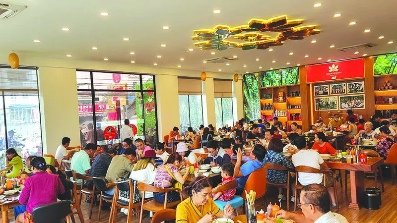 Không gian quán lúc nào cũng đông khách tại cửa hàng Phở Sâm Ngọc Linh địa chỉ 810 Quốc Lộ 13, P. Hiệp Bình Phước, TP Thủ Đức