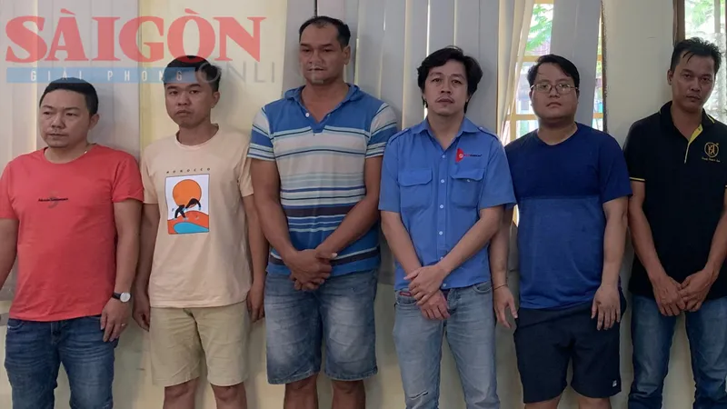 Nhóm đối tượng tại cơ quan công an. Ảnh: CHÍ THẠCH 