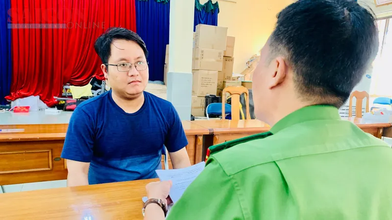Công an lấy lời khai với Hiếu. Ảnh: CHÍ THẠCH 