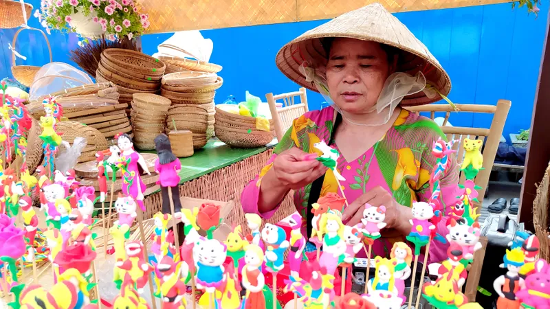 Tò he xuống phố ngày xuân
