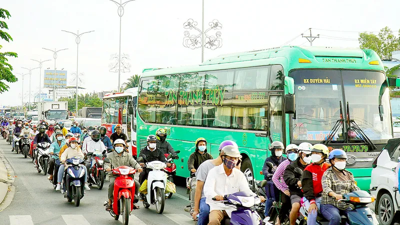 Ùn ứ cục bộ trên các tuyến đường về TPHCM