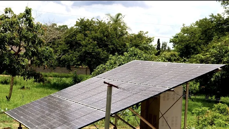 Một tấm pin năng lượng mặt trời được lắp đặt tại Phòng khám đa khoa Chikanga