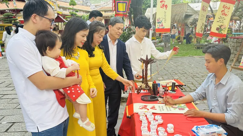 Tặng chữ, trao yêu thương